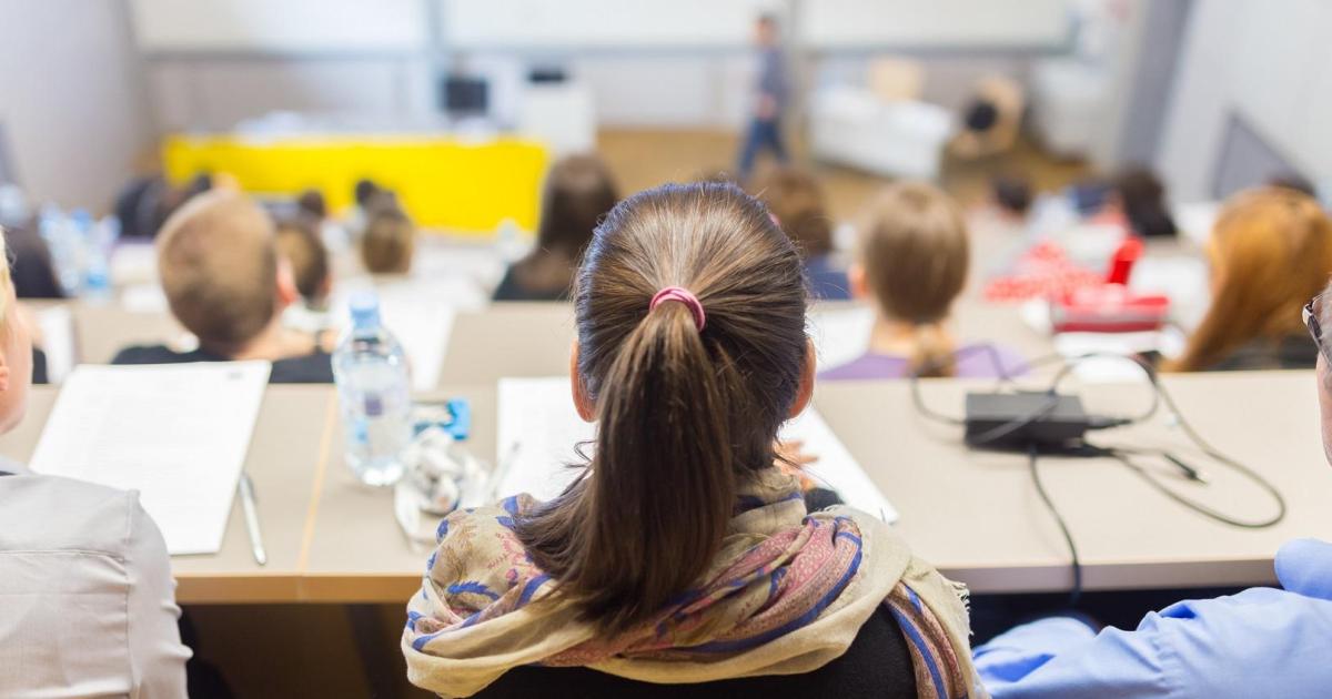 The lecture will. Дети слушают лекцию. дети слушают лекцию в зале. professor at university. lecture and students.
