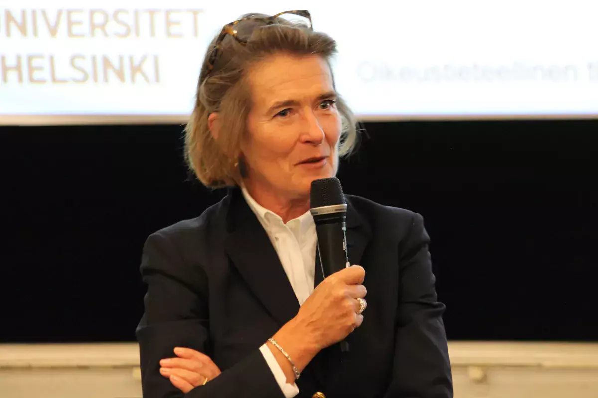 Työelämän kasvavista vaatimuksista kertoivat alumnit. Kuvassa asianajaja Carita Wallgren-Lindholm. 