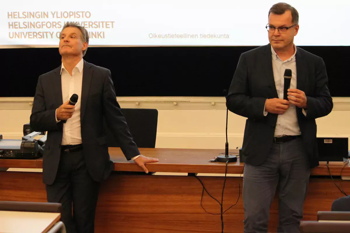 Professorit Seppo Villa ja Heikki Lähteenmäki.