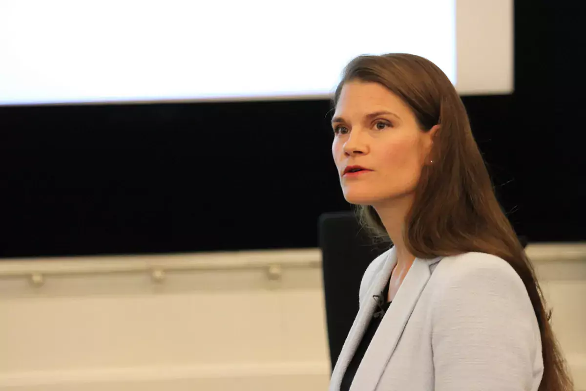 Professori Susanna Lindroos-Hovinheimo jututti opiskelijoiden, professorien, tutkijoiden ja alumnien edustajia.