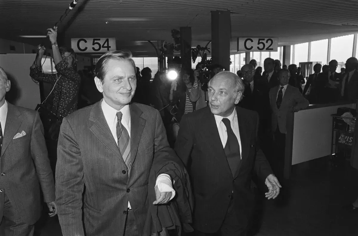 Swedish Prime Minister Olof Palme arriving in Amsterdam Airport Schiphol in 1974. Photo by Verhoeff, Bert / Anefo, Nationaal Archief, CC0
