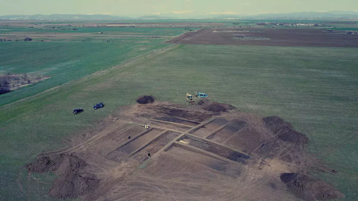 Aerial view of burial mound at Ariceștii-Rahtivani, picture 1