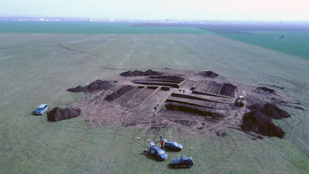 Aerial view of burial mound at Ariceștii-Rahtivani, picture 3