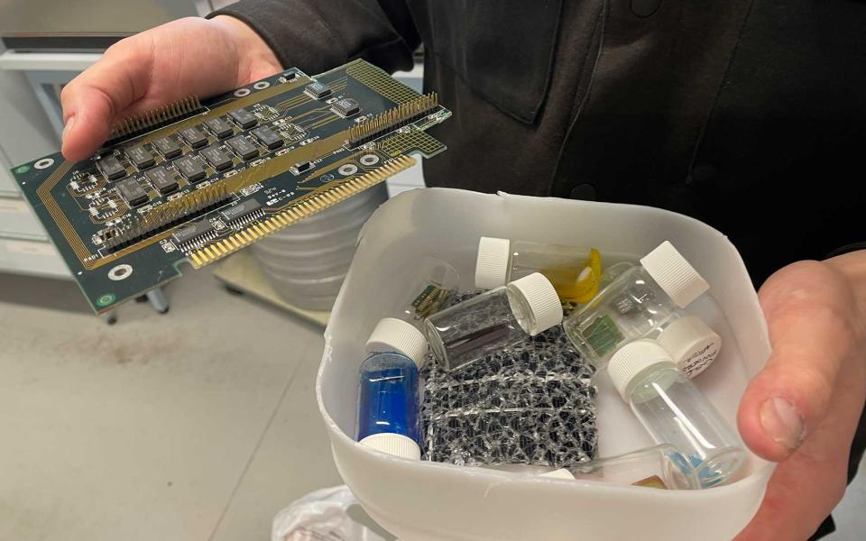 Fatty acids as solvents: Extracting silver from electronic waste |  University of Helsinki