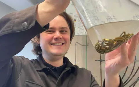 Fatty acids as solvents: Extracting silver from electronic waste |  University of Helsinki