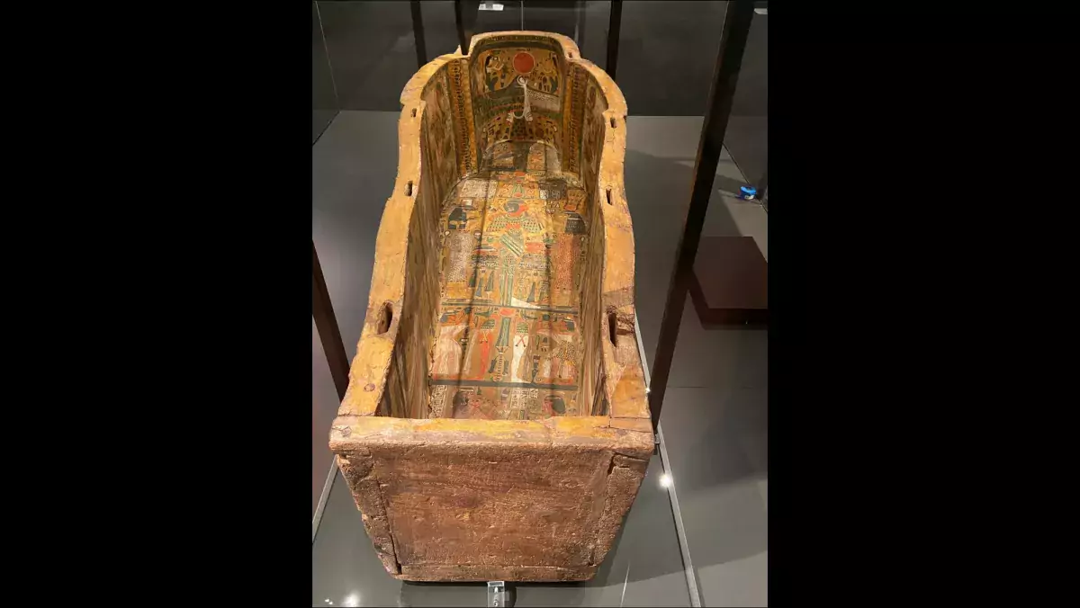 The coffins were decorated with images that had previously been painted on the walls of burial vaults. On the bottom of the coffin, a depiction of Pharaoh Amenhotep I, who had died hundreds of years earlier, was portrayed, later revered as a deity alongside the goddesses Isis and Nephthys.